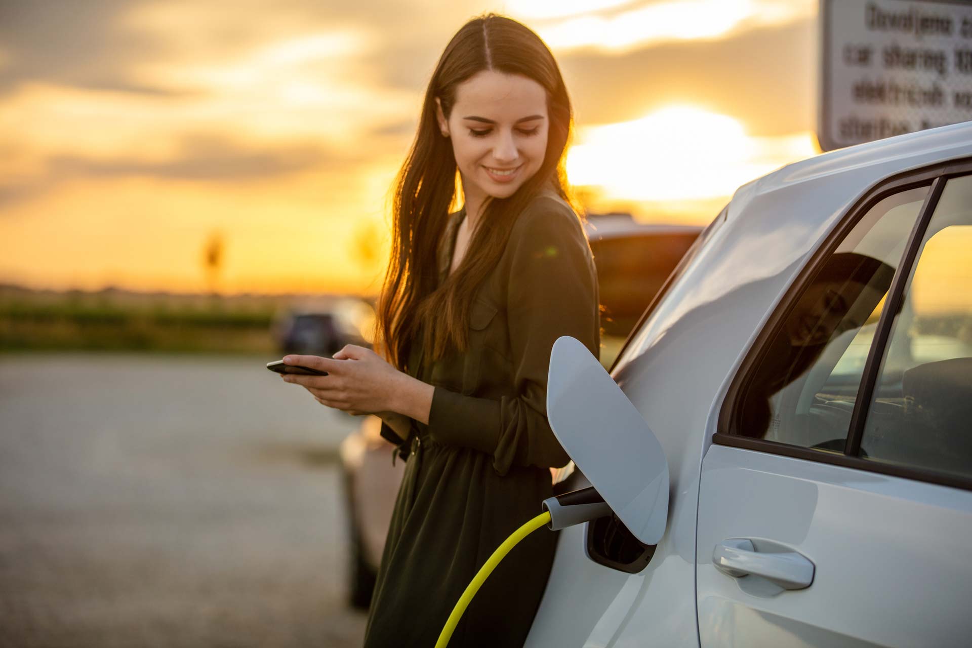 In attesa della ricarica di un'auto elettrica